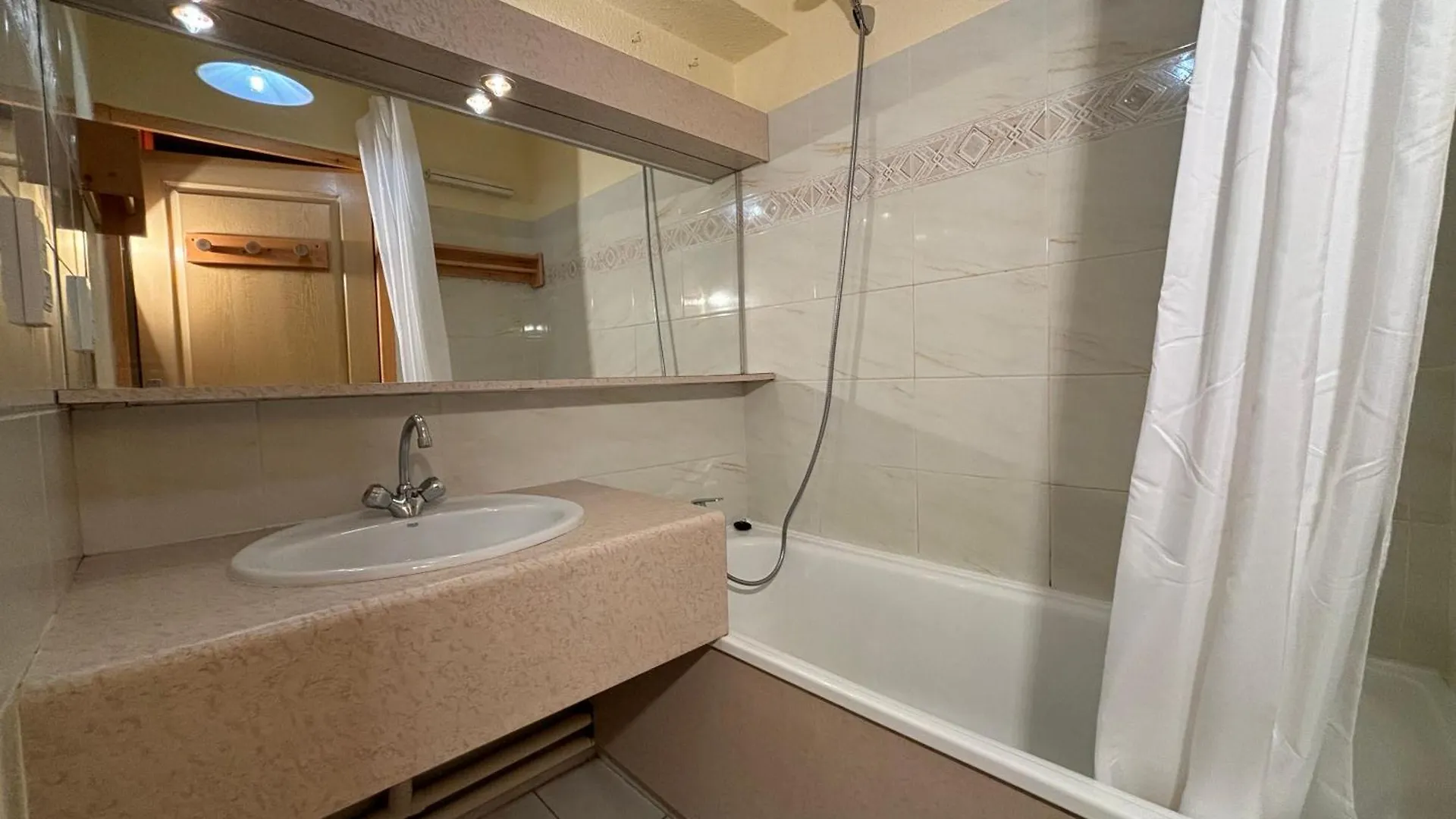 Residence Atrey 403 Cles Blanches Courchevel 0*,  France